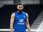 striker-karim-benzema-dikabarkan-bakal-absen-di-piala-dunia-2022.jpg