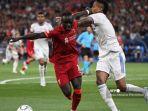 striker-liverpool-asal-senegal-sadio-mane-kiri-berebut-bola-dengan-bek-real-madrid.jpg