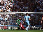 striker-liverpool-asal-senegal-sadio-mane-menembak-dan-mencetak-gol-kedua.jpg