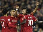 striker-liverpool-asal-senegal-sadio-mane-merayakan-dengan-rekan-satu-timnya.jpg
