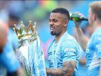 striker-manchester-city-gabriel-jesus-mengangkat-trofi-juara-liga-inggris.jpg