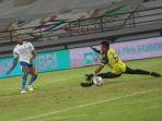 striker-persib-bandung-david-da-silva-membobol-gawang-psm-makassar-di-kompetisi-liga-1-20212022.jpg