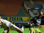 striker-persib-david-da-silva-berhasil-melewati-hadangan-bek-persis-jaimerson-xavier.jpg