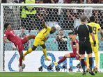 striker-timnas-ekuador-enner-valencia-kedua-kiri-menyundul-bola-untuk-mencetak-gol.jpg