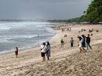 suasana-pantai-kuta-selasa-5102021-sore-yang-mulai-ramai-kembali-dikunjungi.jpg