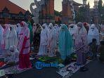 suasana-umat-muslim-melakukan-ibadah-shalat-eid-di-polda-bali.jpg