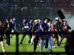 suporter-arema-fc-aremania-turun-kedalam-stadion-usai-laga-arema-fc-melawan-persebaya.jpg