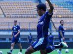tampak-penyerang-frets-butuan-berlatih-jelang-menghadapi-duel-krusial-persib-vs-psis.jpg
