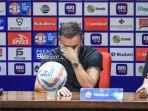thomas-doll-menundukkan-kepalanya-pada-konferensi-pers-persija-vs-psm.jpg