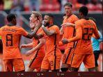 timnas-belanda-merayakan-gol-memphis-depay.jpg