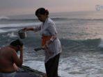 umat-hindu-melakukan-prosesi-banyupinaruh-di-pantai-padang-galak-bali.jpg