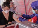 vaksinasi-massal-di-parkir-timur-renon-2.jpg
