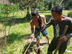 warga-abang-karangasem-bali-sedang-memburu-gayas.jpg