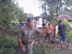 warga-bersama-petugas-melakukan-pemebersihan-di-lokasi-longsor.jpg