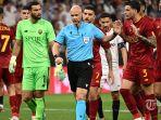 wasit-inggris-anthony-taylor-tengah-melewati-pemain-roma.jpg