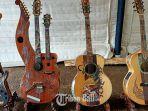 wayan-tuges-perajin-gitar-ukir-2.jpg