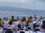 JENAZAH Surata Dinanti Sang Istri & Keluarga, Korban KMP Tunu Ikuti Mulang Pakelem di Selat Bali