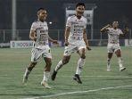 winger-bali-united-irfan-jaya-dan-gelandang-ahmad-agung-merayakan-gol-ke-gawang.jpg