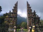 wisatawan-berfoto-di-handara-iconic-gate-buleleng.jpg