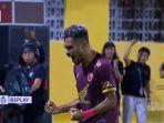 yance-sayuri-lakukan-selebrasi-usai-cetak-gol-ke-gawang-borneo-fc.jpg