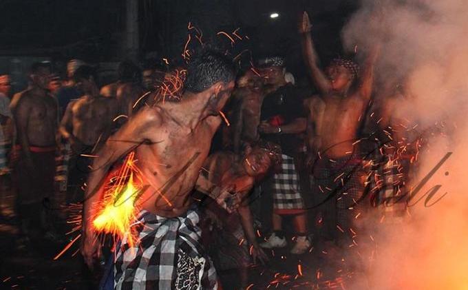 Semalam, Tradisi Perang Api Dimainkan STT Mekarjaya - 2.jpg