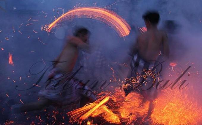 Semalam, Tradisi Perang Api Dimainkan STT Mekarjaya - 22.jpg