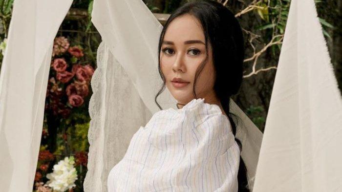 Aura Kasih Unjuk Kebolehan Ngulek Sambel, Netizen Malah Sebut Ada yang Ikutan Gerak