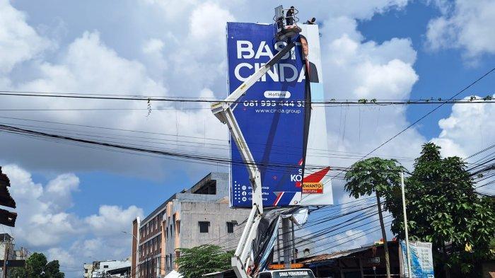 Masih Banyak APK Belum Dicopot di Masa Tenang, Bawaslu Pangkalpinang Lakukan Penertiban