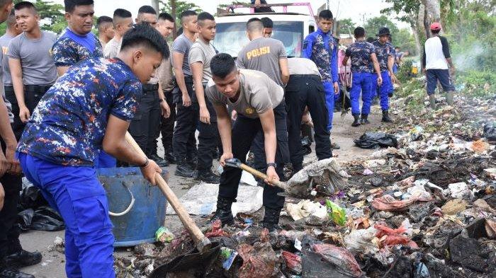Puluhan Personel Polda Babel Lakukan Aksi Bersih Sampah, Wujud Peduli Terhadap Lingkungan