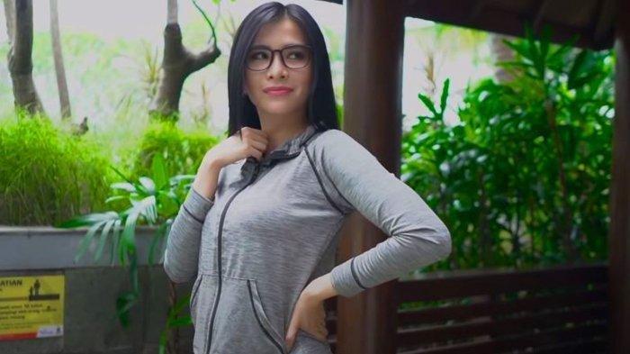 Intip Pose Maria Vania Pakai Outfit Serba Denim, Inspirasi Buat yang Pengen Tampil Trendi dan Kasual