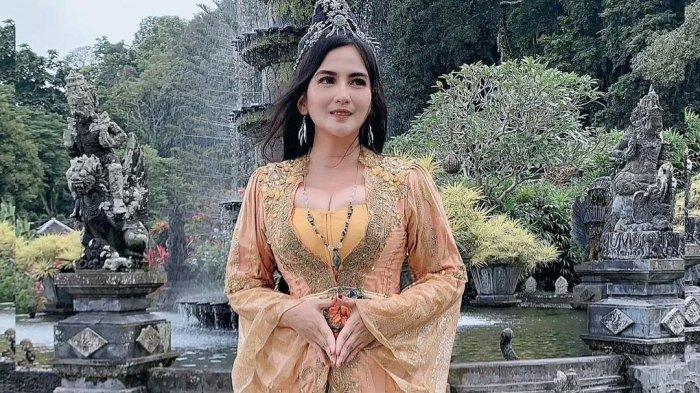 Pose Menggoda Dianna Dee Bergaun Panjang dan Rambut Tersapu Angin, Disebut Putri Keraton