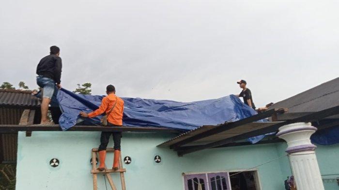 Angin Puting Beliung Terjang Desa Baturusa, 100 Rumah Warga Rusak