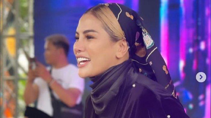 Nikita Mirzani Temui Ustaz Das'ad Latif di Bandara, Cium Tangan dan Mengaku Salah Paham