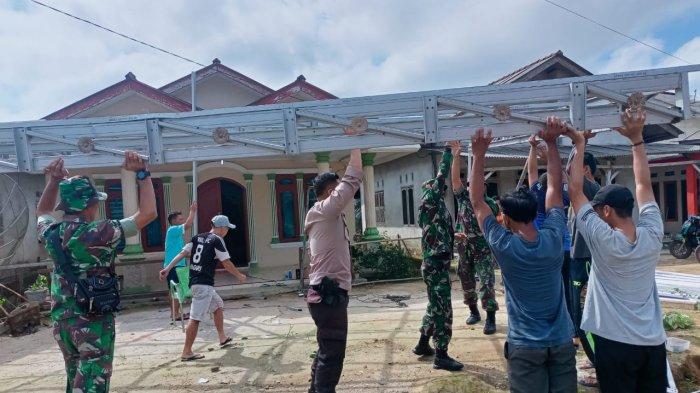22 Rumah di Desa Airgegas Rusak Dihantam Puting Beliung, TNI Polri Bantu Warga Perbaiki Rumah - 20220528-angin-p1.jpg