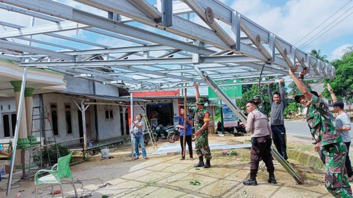 22 Rumah di Desa Airgegas Rusak Dihantam Puting Beliung, TNI Polri Bantu Warga Perbaiki Rumah - 20220528-angin3.jpg