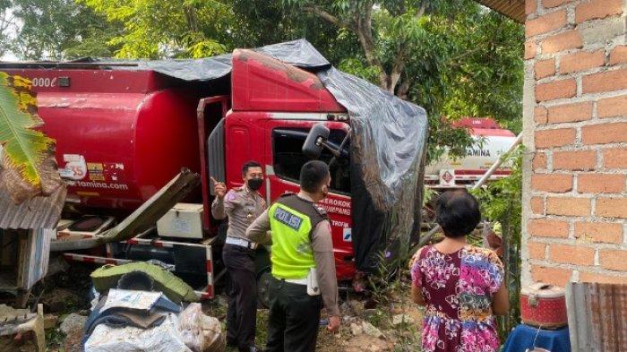 Sopir Hilang Kendali karena Mengantuk, Truk Tangki BBM di Bangka Selatan Hantam Pagar Pembatas Jalan