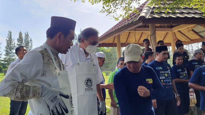 Pj Gubernur Bangka Belitung Sembelih Hewan Kurban Perdana, Sebut Pengalaman Pertama Seumur Hidup