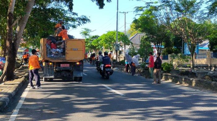 Usai Pawai dan Karnaval, Petugas DLH Angkut 21 Ton Sampah ke TPA