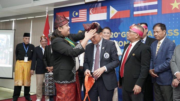 Hadiri Sidang Umum Ke-20 Konfederasi Wartawan ASEAN, Ketua PWI Babel Bagi-bagi Destar dan Kain Cual