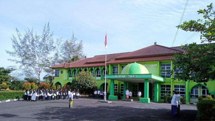 Civitas Akademik IAIN SAS Babel Khidmat Laksanakan Upacara Hari Santri Tahun 2022