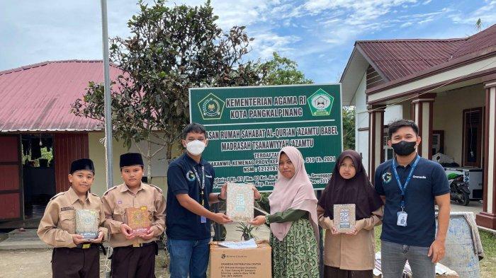 Gramedia Pangkalpinang Serahkan Wakaf Al-Quran ke Yayasan Rumah Sahabat Al-Quran Azamtu Babel