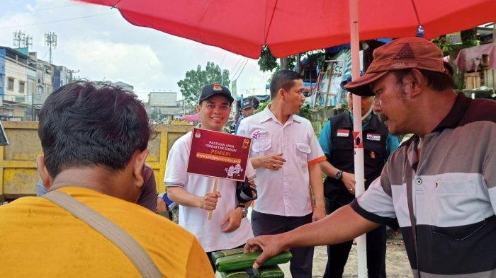 KPU Pangkalpinang Blusukan ke Pasar Pagi, Sosialisasi Nama-nama Partai Politik Peserta Pemilu 2024