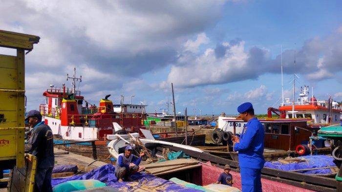 Kondisi Cuaca Buruk, Polair Polres Bangka Barat Datangi Nelayan, Ingatkan Pakai Life Jacket Melaut