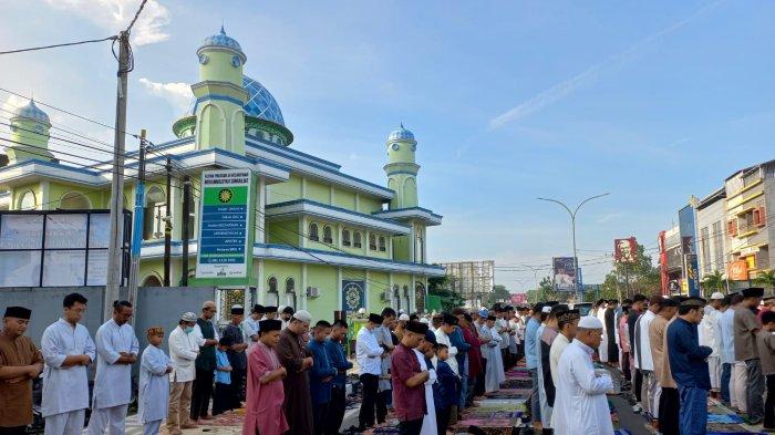 Jamaah Salat Id Masjid Baitul Ummah Sungailiat Membludak hingga ke Jalan Raya