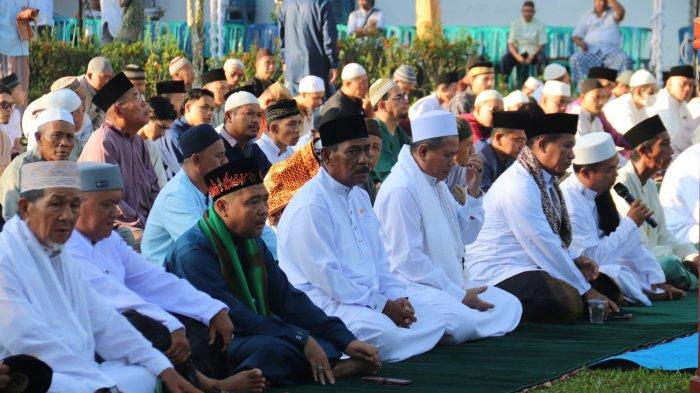Ratusan Jemaah Salat Id di Halaman Kantor Bupati Belitung, Sahani Saleh Pilih Berjalan Kaki