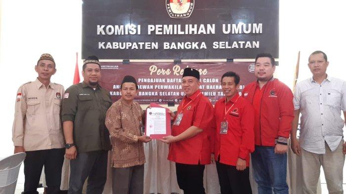 BREAKING NEWS: DPC PDIP Bangka Selatan Datangi KPU Daftarkan Bacaleg