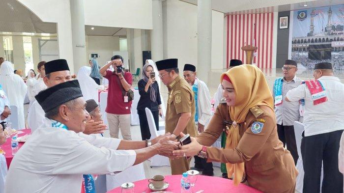 Bupati Bangka Selatan Minta Jemaah Haji Jaga Kesehatan Jelang Keberangkatan