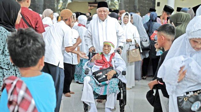 Sukirman Lepaskan 158 Calon Jemaah Haji Asal Bangka Barat ke Tanah Suci Mekkah