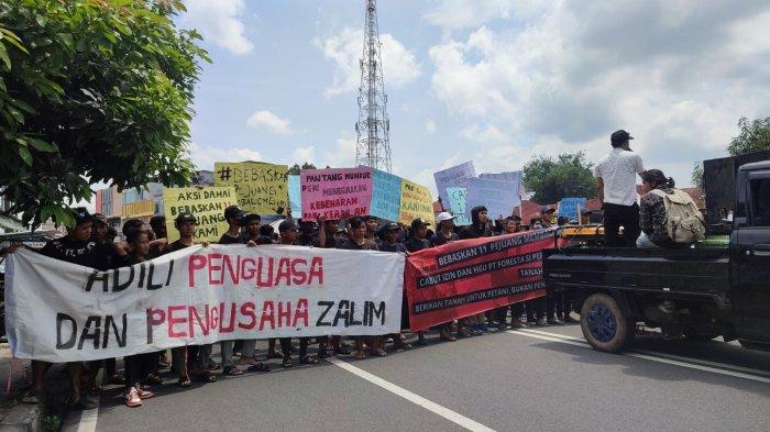 Orasi Putri Martoni, Ocha: Tanah Kami Dirampas oleh PT Foresta, Tolong Bebaskan 11 Pejuang Kami