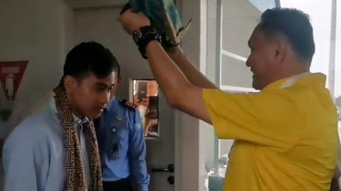 Destar Simbol Fokus Perjuangan untuk Menang, Bambang Patijaya Sematkan di Kepala Gibran